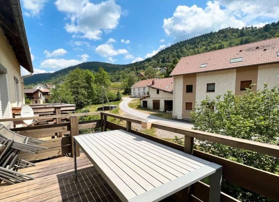 Entre Montagnes Et Lacs Apartment *